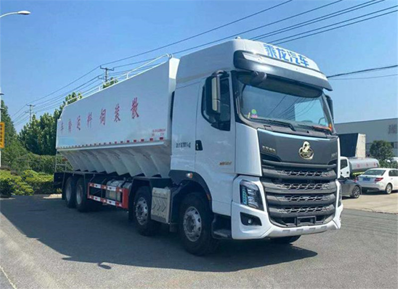 42方柳汽乘龍8x4散裝飼料運(yùn)輸車